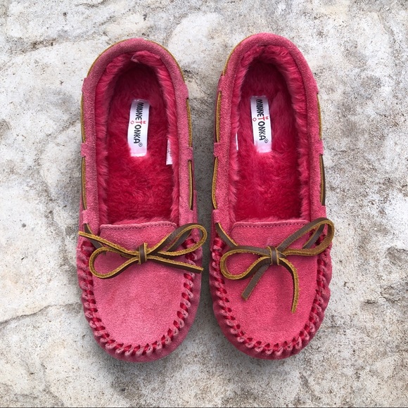 Minnetonka Slippers, Size 4 - Picture 2 of 8